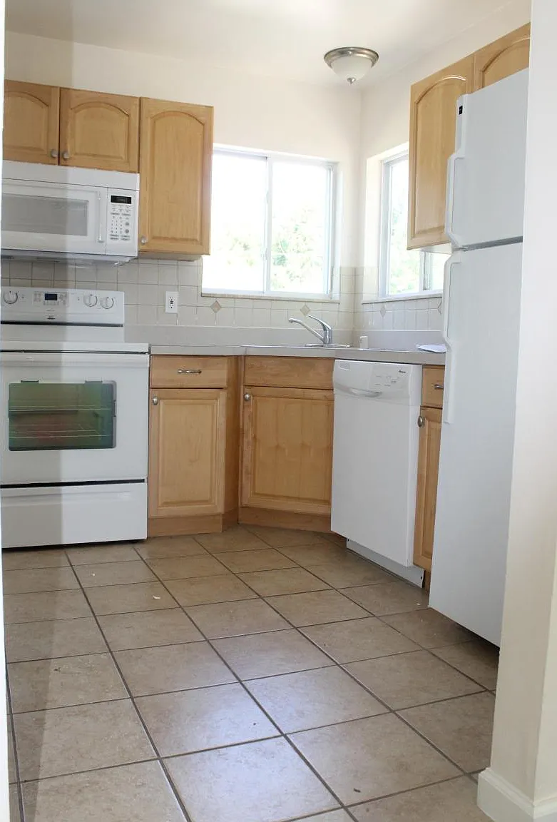 3 bed, 950 sqft, $1,500 — Photo 3