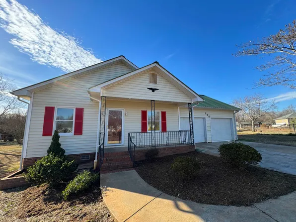 215 Georgia Queen Dr, Woodruff, SC 29388