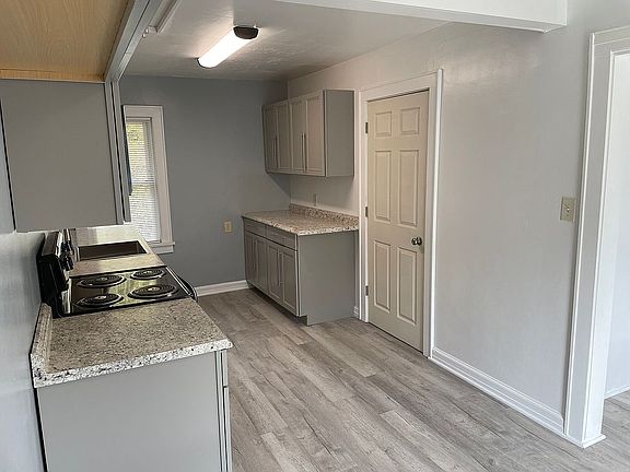5th image of 2892 Hunter St