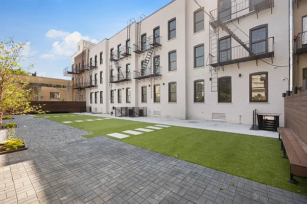 Rented by Safdie Realty Group | media 32