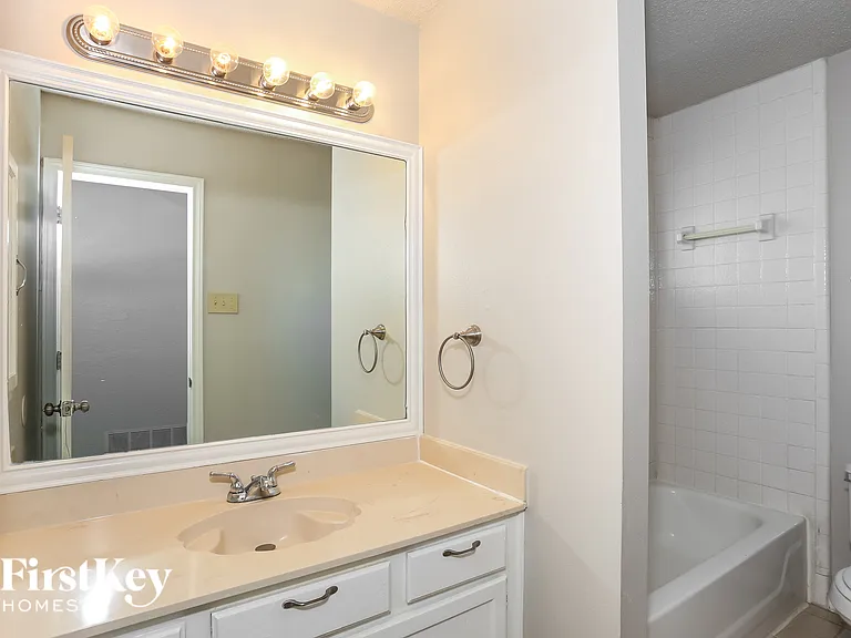2321 Lakeshore Ln — Photo 13