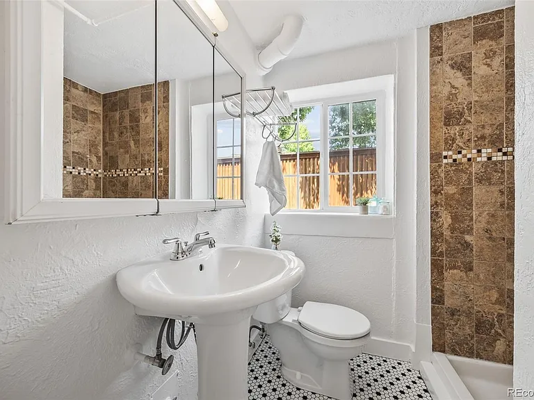2290 Jasmine St — Photo 34
