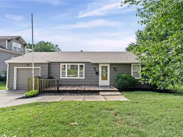 8123 Valley View Dr, Overland Park, KS 66204
