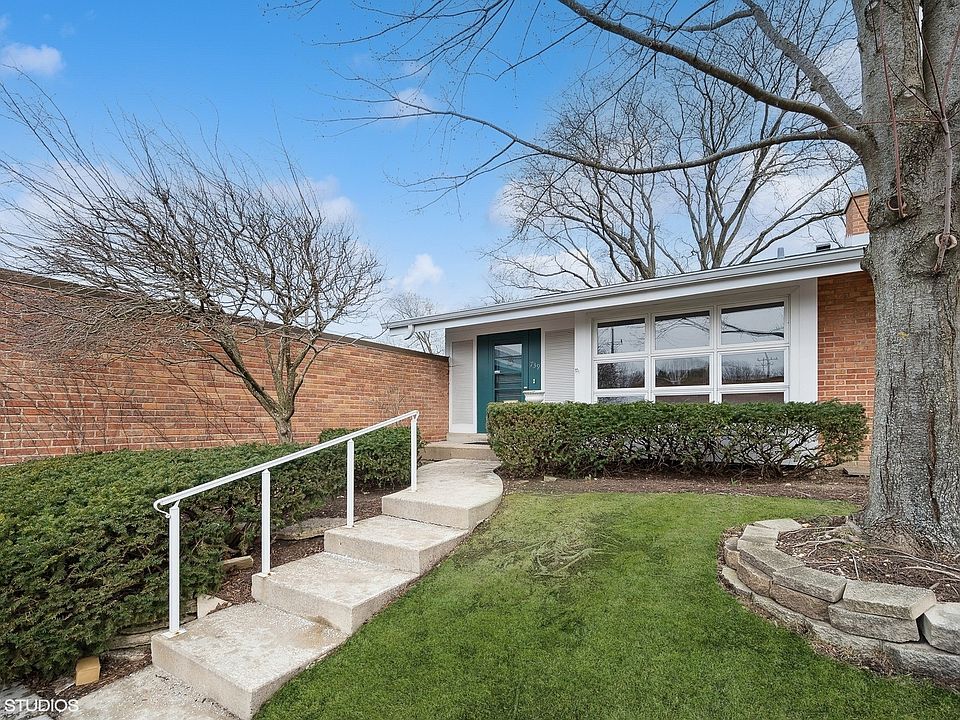 1st image of 739 Carriage Hill Dr