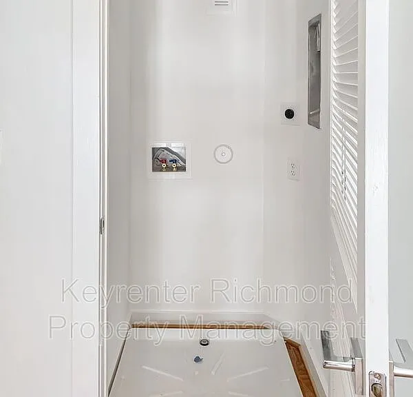 114 W 12th St #B — Photo 7