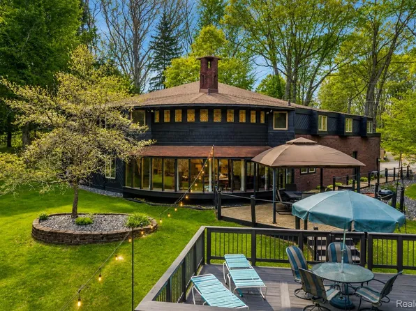 1751 Bird Rd, Ortonville, MI 48462