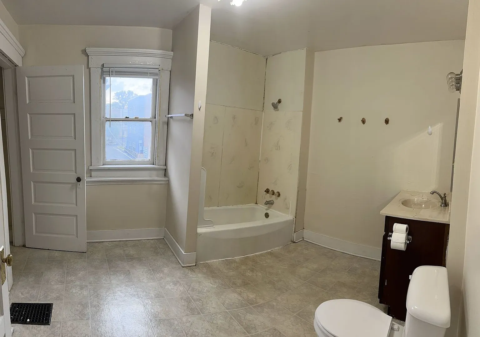 1638 Summit, 4 Free Parking, A lot of House for the — Photo 4