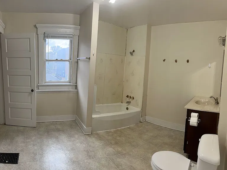1638 Summit St — Photo 4
