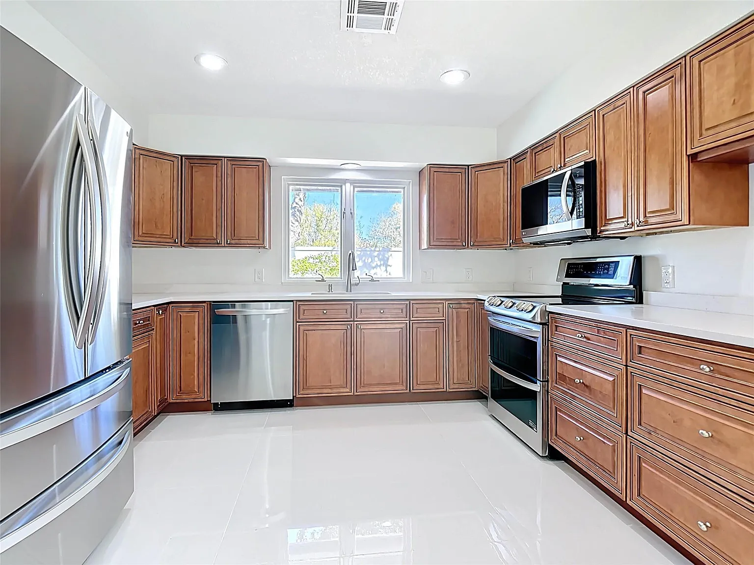 4 bed, 2.0 bath, 2829 sqft, $4,900 — Photo 4