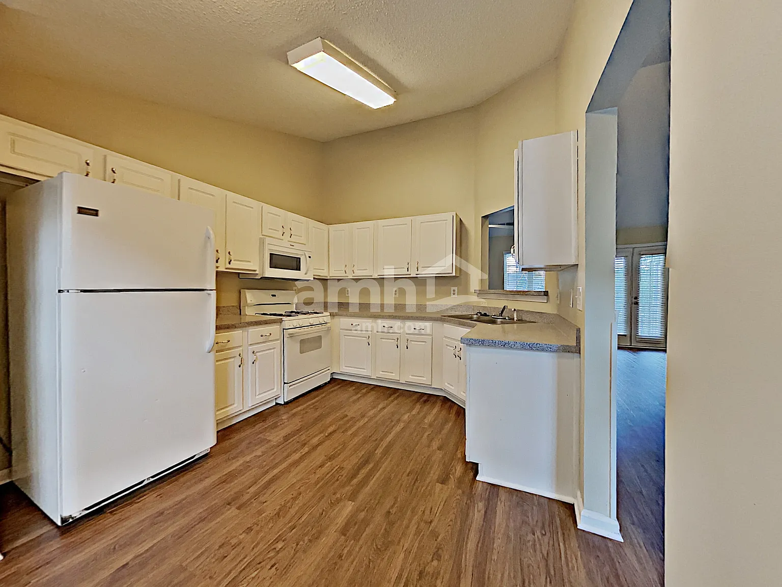 3 bed, 3.0 bath, 2476 sqft, $2,510 — Photo 4