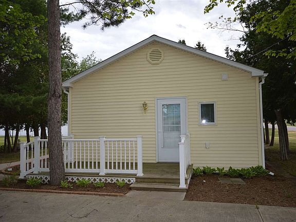 3rd image of 2325 Railroad St