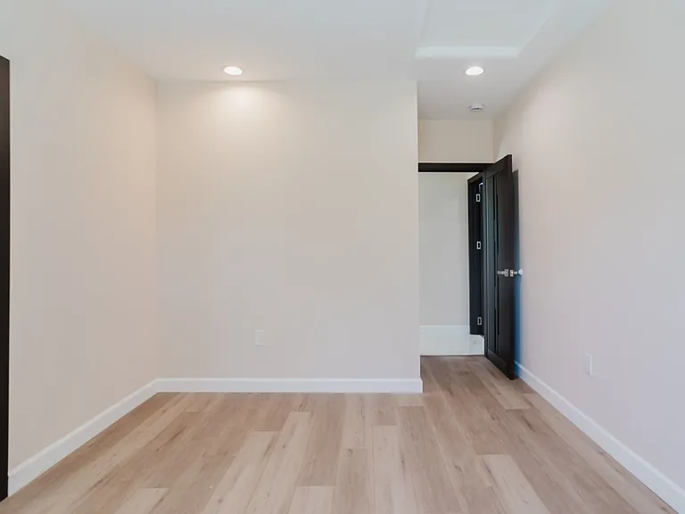 6550 Beeman Ave — Photo 17