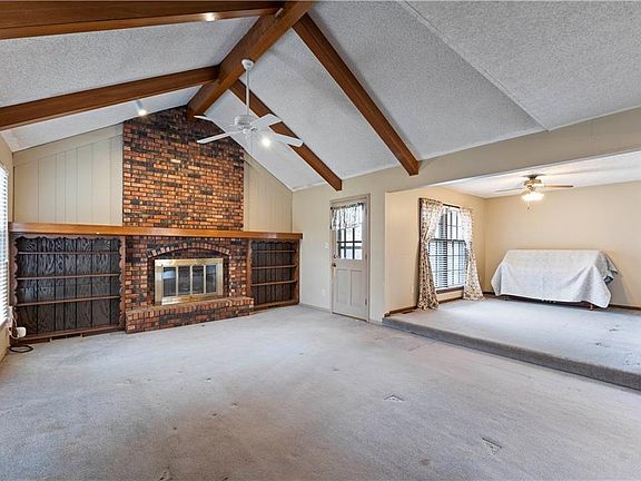 5th image of 402 NE Noeleen Ln