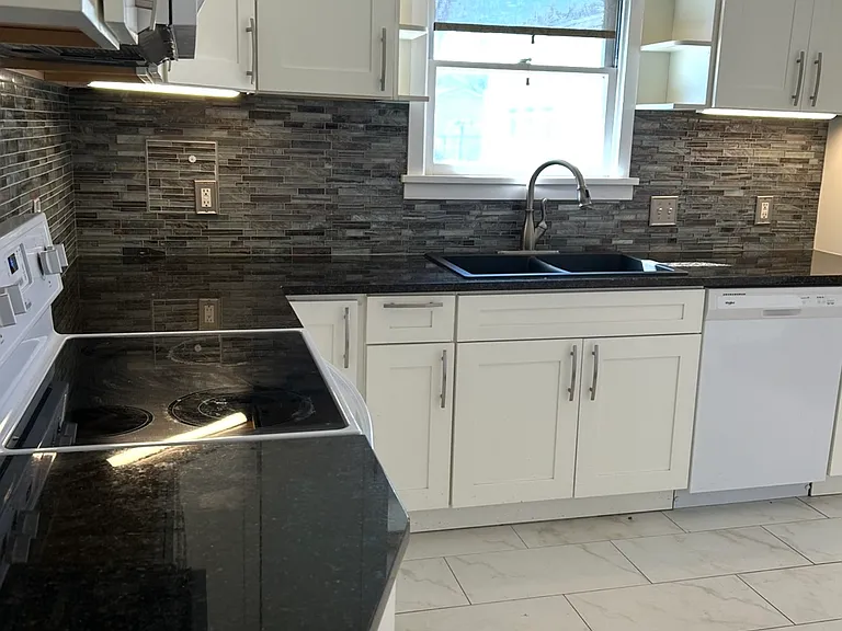 1001 Randall St — Photo 1