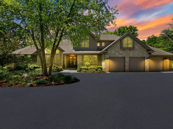 8806 Whispering Pines Trl, Woodstock, IL 60098
