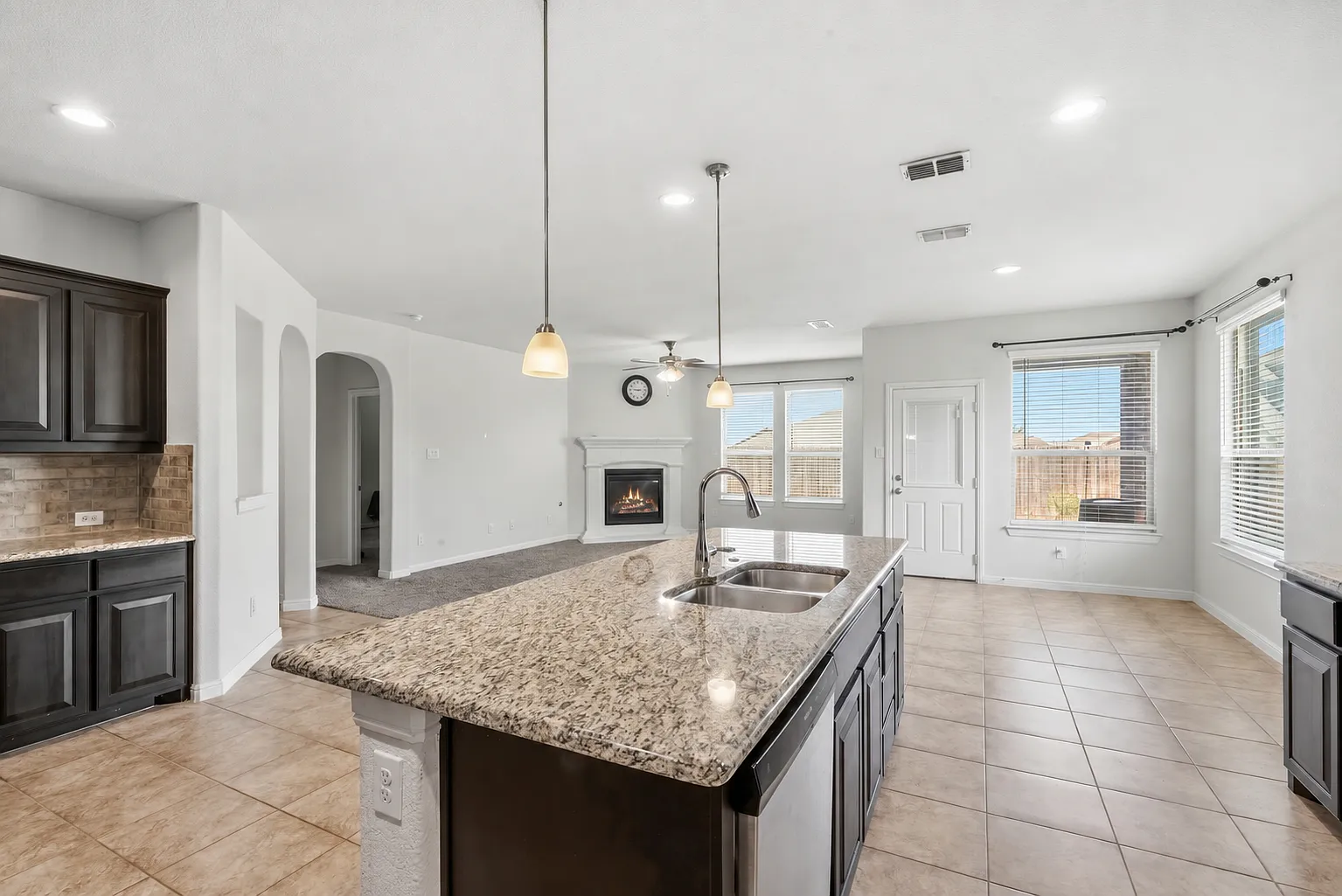3 bed, 1998 sqft, $2,400 — Photo 4
