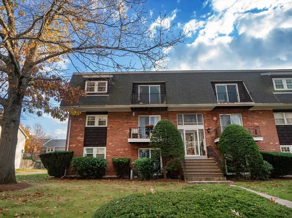23 Pilgrim Cir #F-3, Methuen, MA 01844