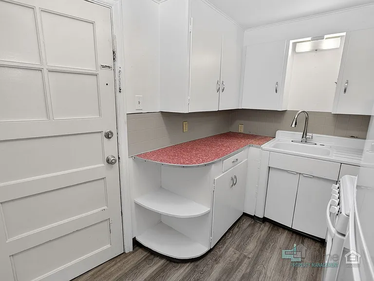 Charming Multi-Unit Living in Prime Northeast Salem Location — Photo 12