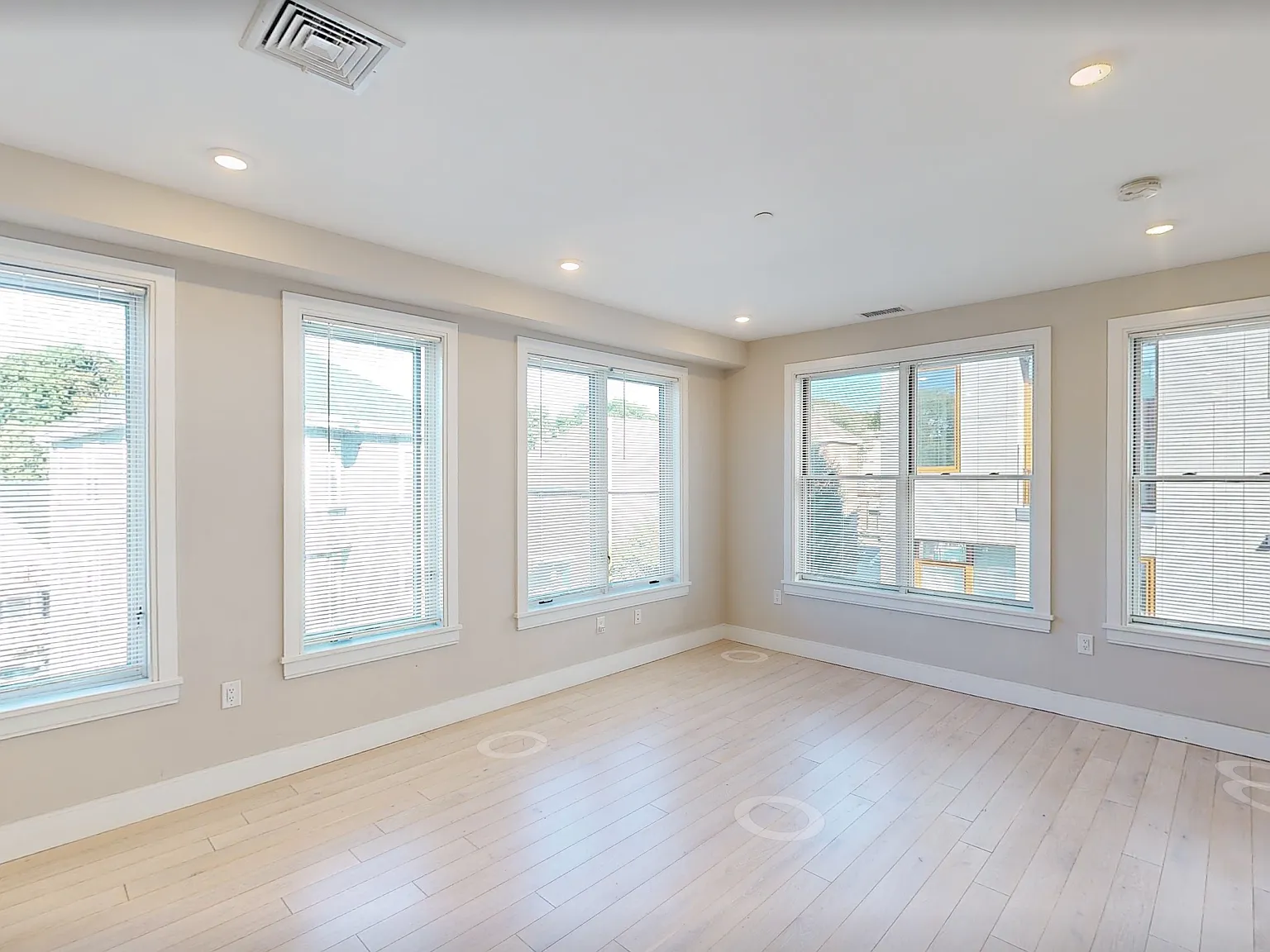 2 bed, 875 sqft, $3,100 — Photo 4
