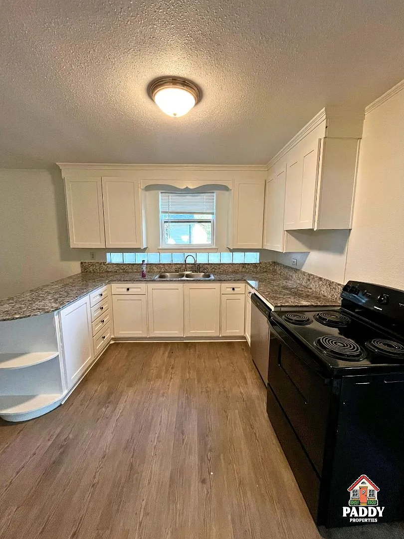 312 Dogwood Ln — Photo 3