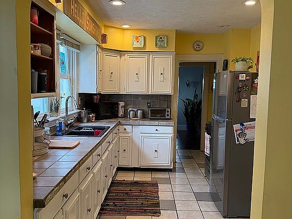 4th image of 1249 W Oakdale Dr