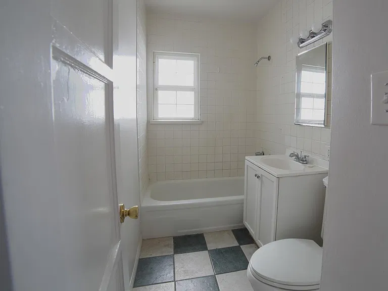 1025 Avenue A — Photo 3