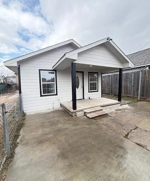 1819 Carr St — Photo 1