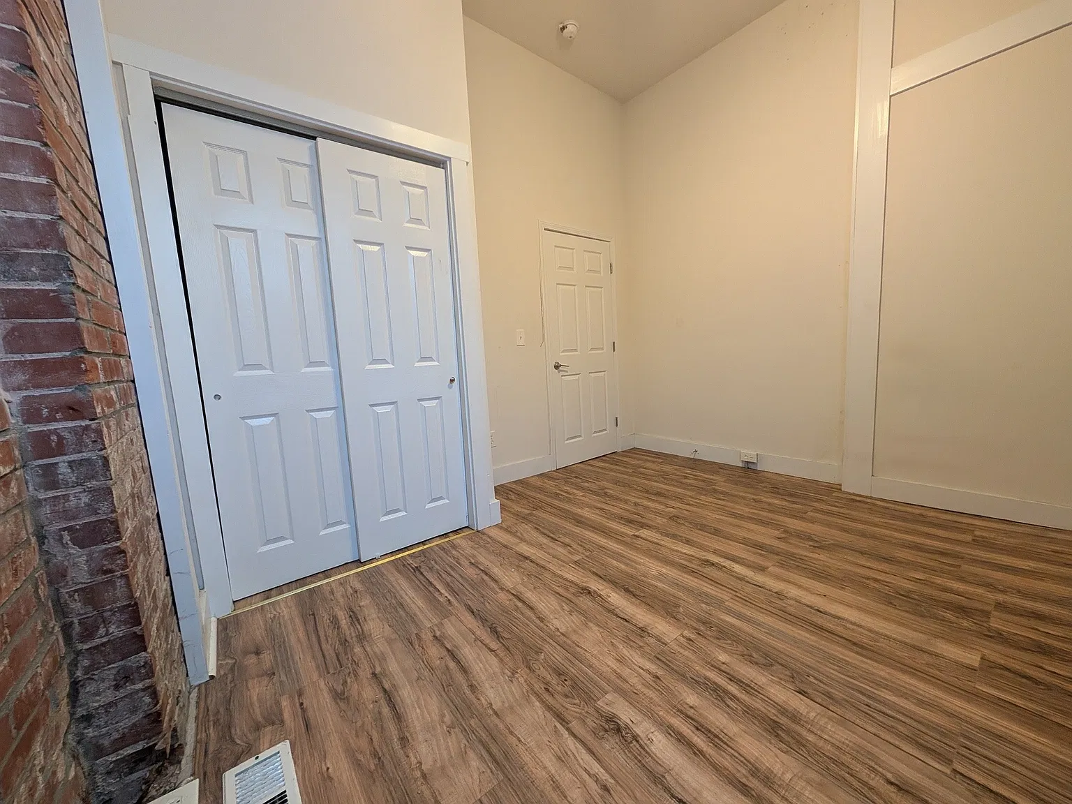 3 bed, 1400 sqft, $1,100 — Photo 3