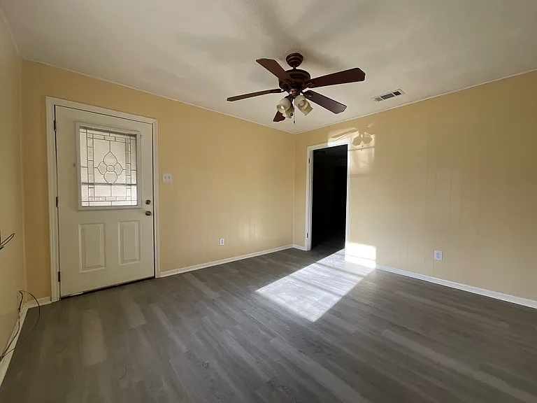 1361 Shady Ln — Photo 8
