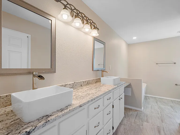 915 Kinley Ave NW — Photo 31