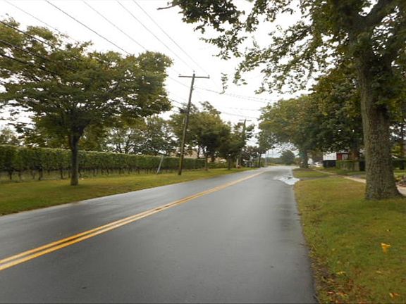 5th image of 825 Peconic Ln
