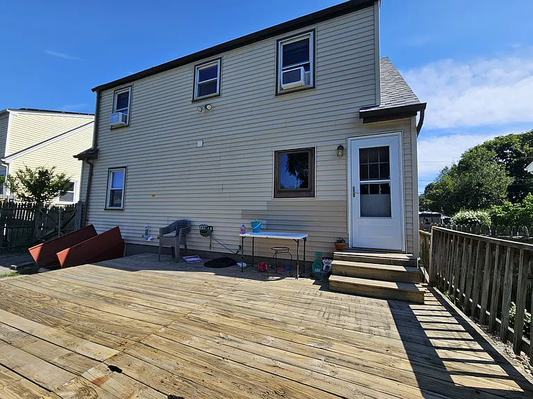 23 Sanford St — Photo 3