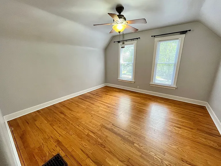 1009 Michigan Ave — Photo 6