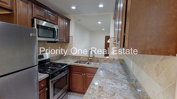 1st image of 410 Woodlawn Ave APT D