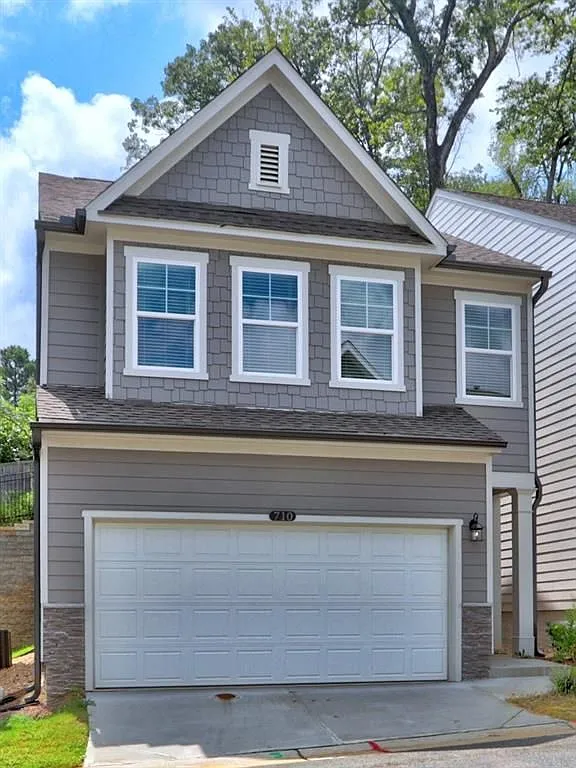 3 bed, 3.0 bath, 2046 sqft, $2,600 — Photo 1