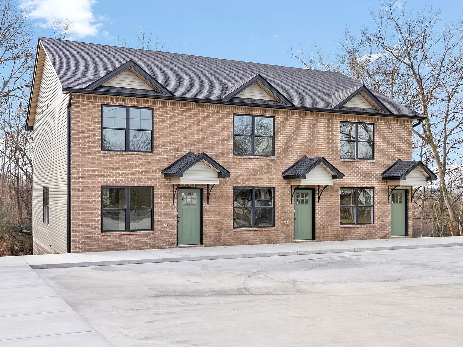 2 Bedroom Pet Friendly Townhomes For Rent! — Photo 2