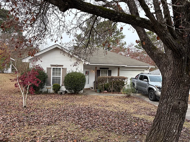 5 Twin Oaks Cir — Photo 1