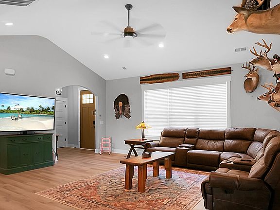 4th image of 129 Estates Dr