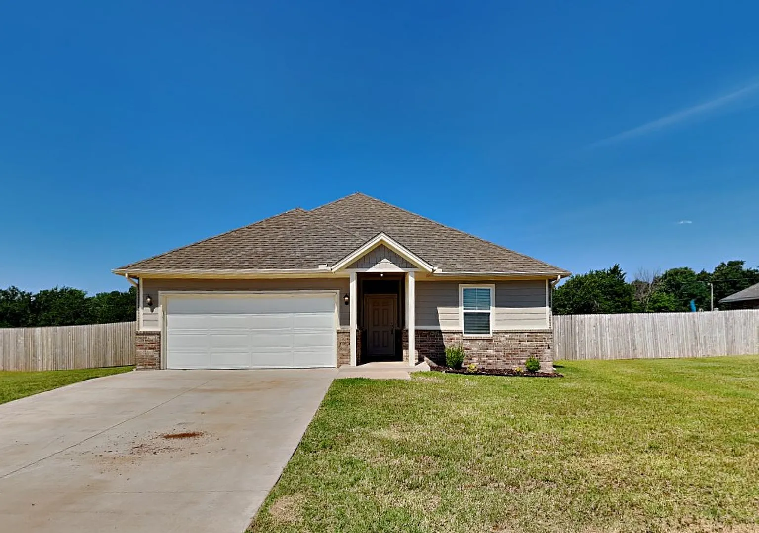 4 bedroom 2 bath home in Guthrie schools — Photo 1