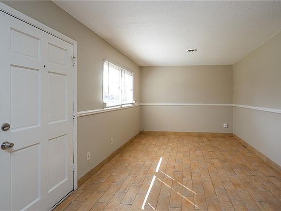 4th image of 1112 Murdock Blvd