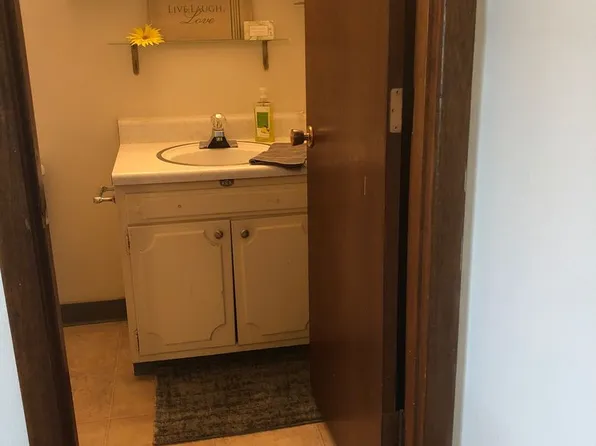 Elmwood Apartments, 1553 E Ave NE APT 7, Cedar Rapids, IA 52402