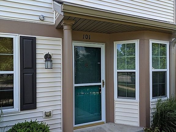 3rd image of 2527 Sheehan Dr #101