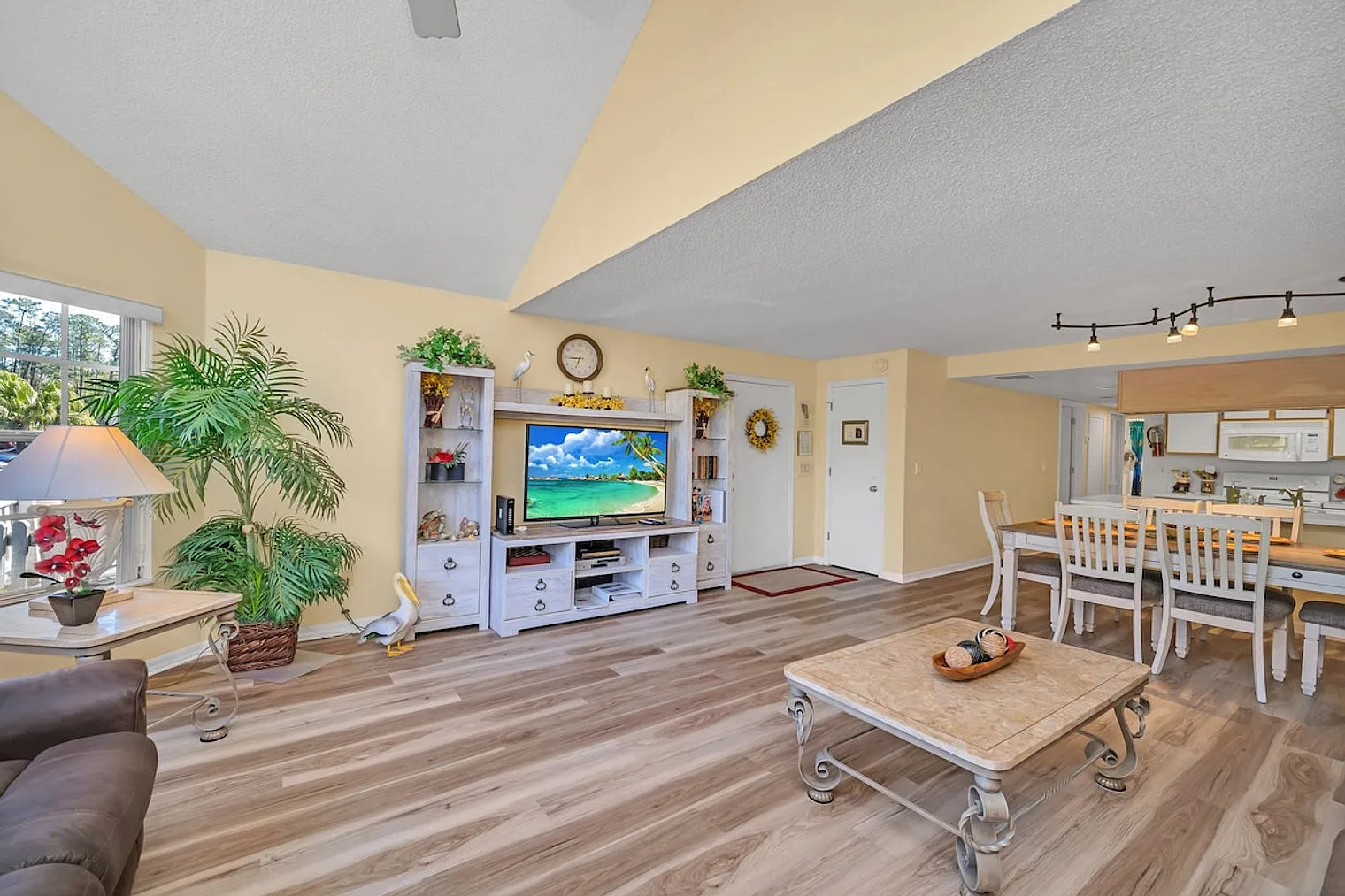 3 bed, 2.0 bath, 1334 sqft, $3,261 — Photo 3