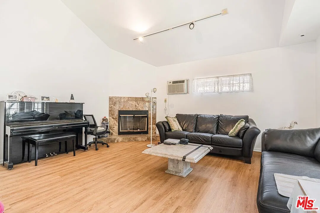 3 bed, 2.0 bath, 1432 sqft, $5,600 — Photo 3