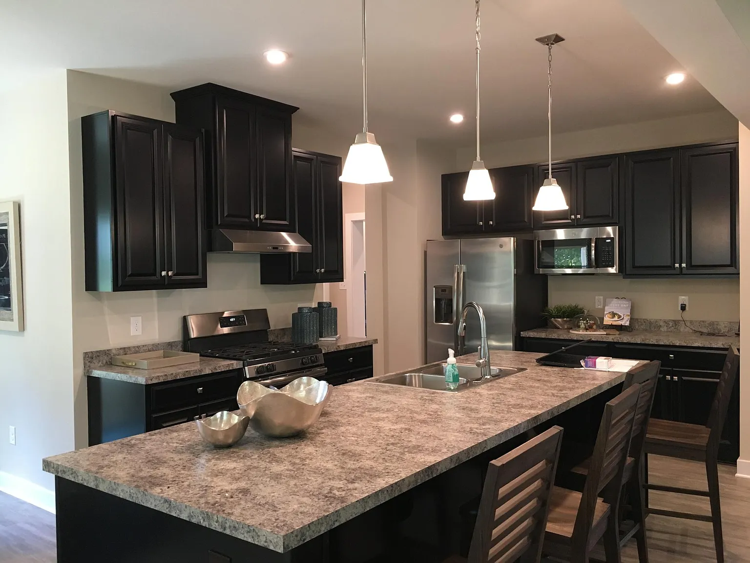 3 bed, 2.5 bath, 2500 sqft, $3,150 — Photo 3