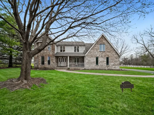 6N777 Palomino Dr, St Charles, IL 60175