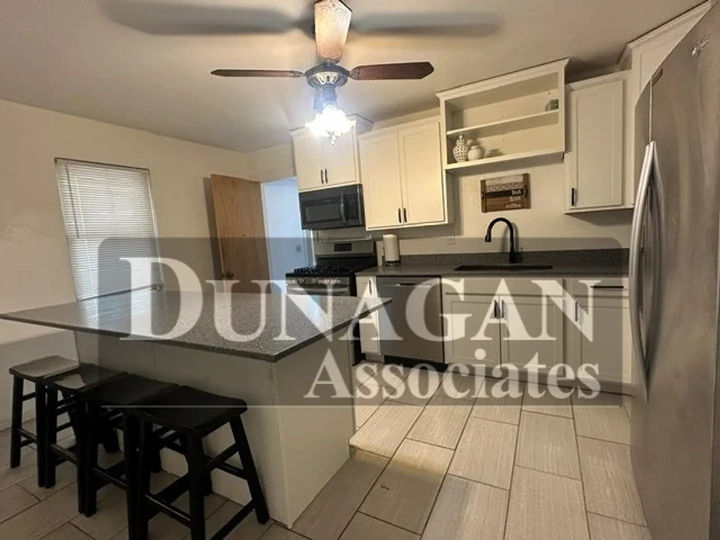 3 Bed 2 Bath Fully Furnished - Pet Friendly — Photo 2