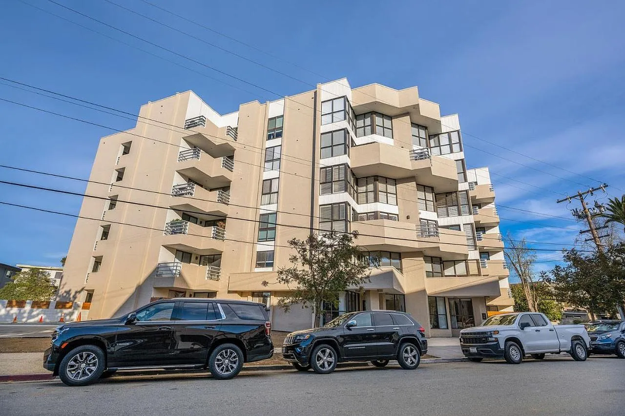 2 bed, 2.5 bath, 2058 sqft, $6,000 — Photo 2