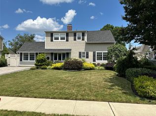 33 Rigger Ln, Levittown, NY 11756