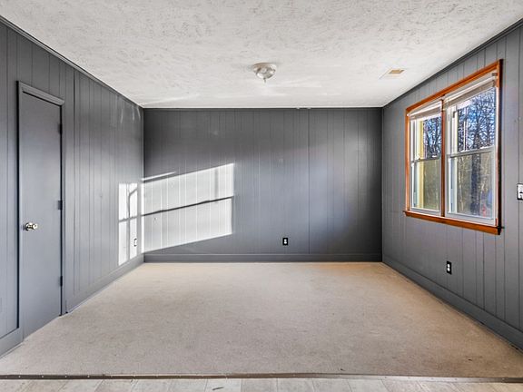 5th image of 647 Ferry Rd